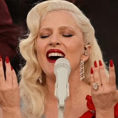 Lady Gaga diz ter tido honra absoluta em cantar com Bad Bunny no Super Bowl