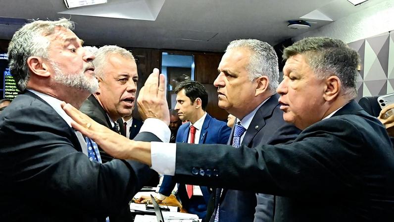 Senadores da base e da oposição travaram embate durante sessão que aprovou as quebras dos sigilos fiscais e bancários de Lulinha, filho do presidente Lula (Foto: Geraldo Magela/Agência Senado)