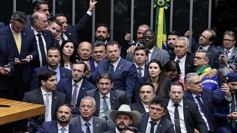 Oposição reunida durante sessão no plenário da Câmara