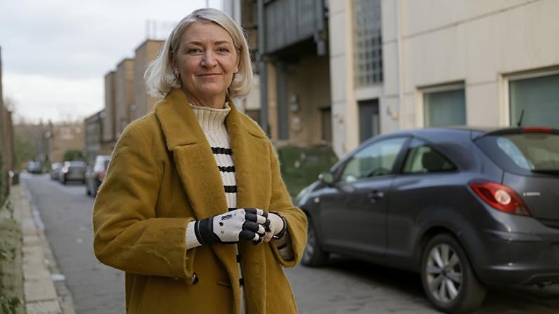 Sarah De Lagarde lost an arm and a leg after being hit by two trains in London. Now, she has an AI-powered arm.