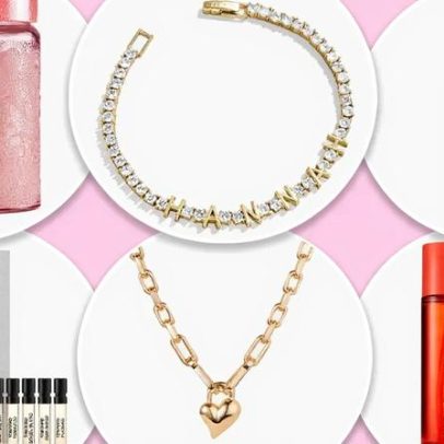 Joias personalizadas e gloss beijável: Page Six para o Dia dos Namorados