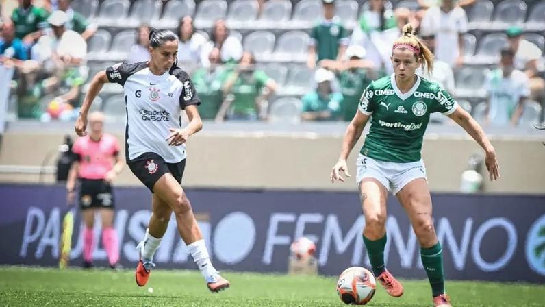 Andressa Alves, do Corinthians, e Fê Palermo, do Palmeiras, disputam bola. (Foto: Diego Soares/Ag.Paulistão)