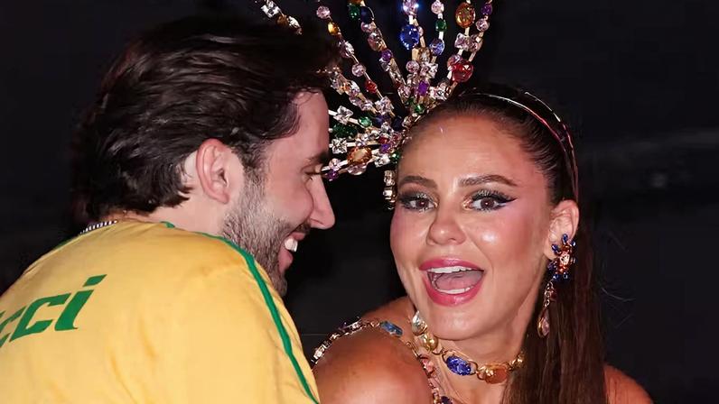 Paolla Oliveira curte desfiles na Sapucaí com Ricky Martin e Ronaldo