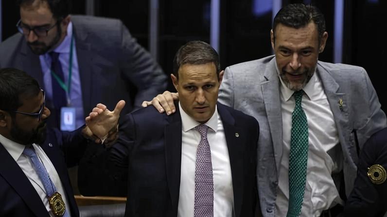 Parlamentares comemoram com Guilherme Derrite (PP-SP) a aprovação do PL Antifacção na última terça-feira (18)