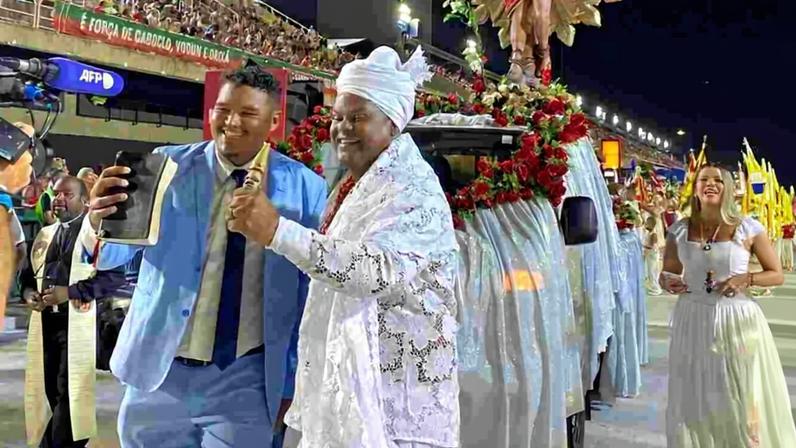 Pastor progressista critica evangélicos e exalta o carnaval em oração na Sapucaí