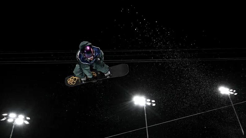 Pat Burgener faz a primeira descida pelas classificatórias do snowboard halfpipe (Foto: Jeff PACHOUD / AFP)