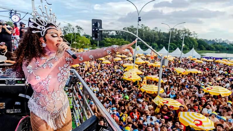 Glória Groove empolga multidão com bloco em SP — Foto: Patricia Devoraes/BrazilNews