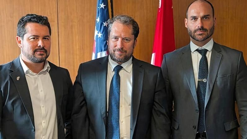 Paulo Figueiredo, Darren Beattie e Eduardo Bolsonaro, em foto de arquivo