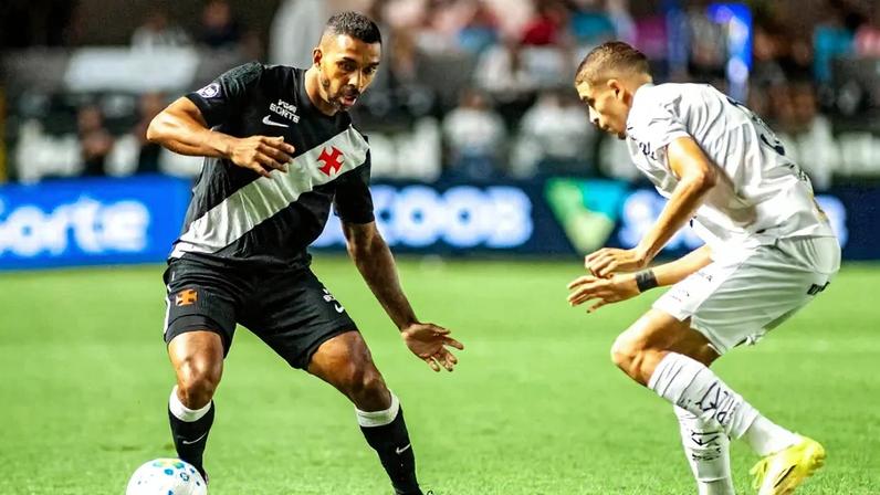 Torcedores do Vasco cobram Paulo Henrique em rua no Rio