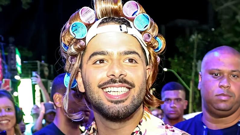 De Dona Hermínia, Pedro Sampaio chega ao circuito Dodô na abertura do Carnaval de Salvador — Foto: Agnews