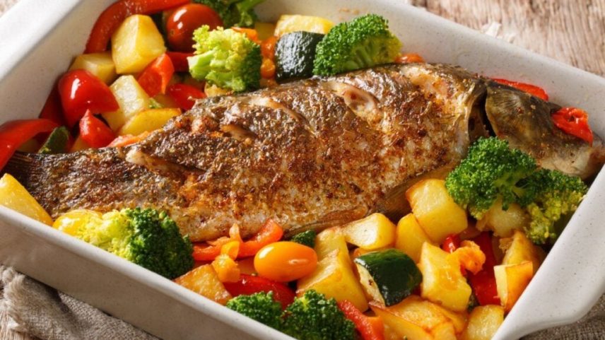 Peixe assado com legumes (Imagem: Sergii Koval | Shutterstock)