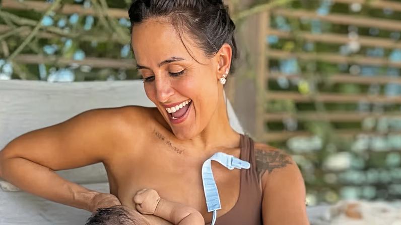 Carol Peixinho compartilha registro de amamentação e fotos com filho
