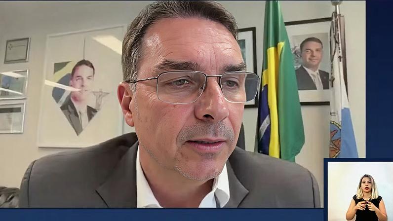 Flávio Bolsonaro compara Lula a carro velho: "Aquele Opala velhão". — Foto: Reprodução