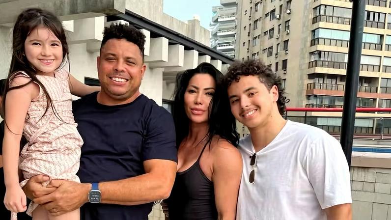 Ronaldo Fenômeno e Michele Umezu com o filho, Alexander Lima — Foto: Divulgação