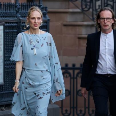 Uma Thurman usa look azul com florais e pérolas no casamento de Maya Hawke