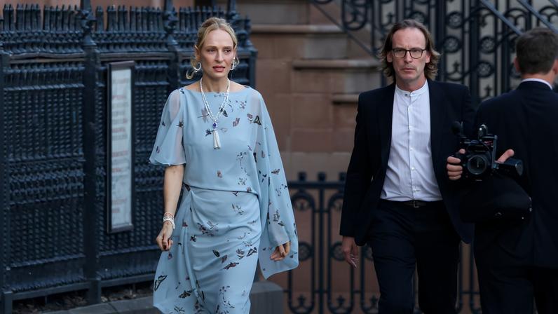 Uma Thurman usa look azul com florais e pérolas no casamento de Maya Hawke