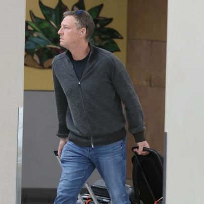 Marido de Savannah Guthrie é visto voltando a Tucson durante busca por sogra