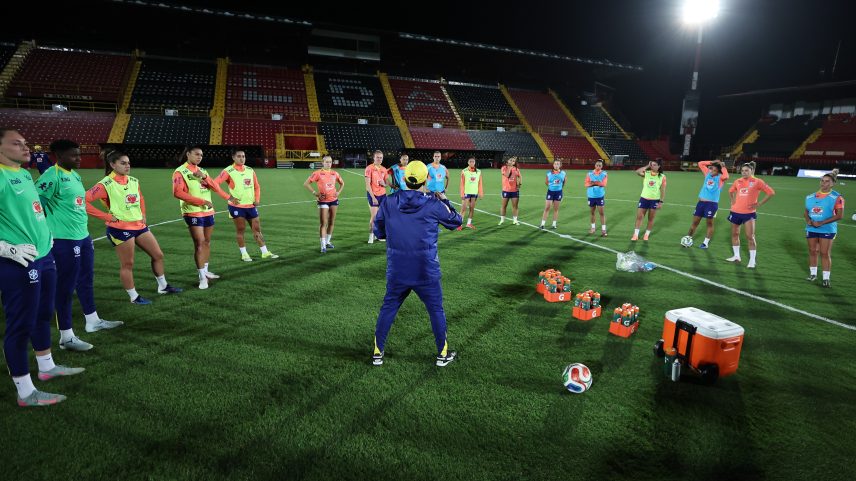 Seleção faz treino com Adriana Silva antes de amistoso contra Costa Rica