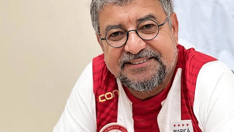 Quaquá com a camisa do Maricá F.C.