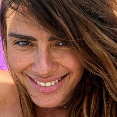 Carolina Dieckmann posa na praia de biquíni e web reage