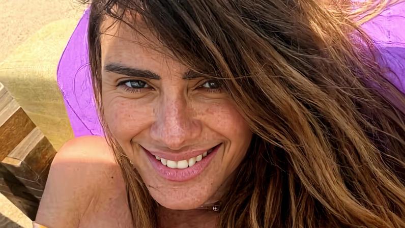 Carolina Dieckmann posa na praia de biquíni e web reage