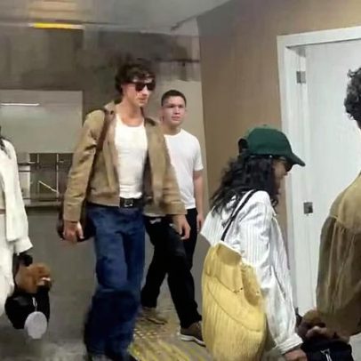 Shawn Mendes e Bruna Marquezine embarcam juntos no Galeão, Rio