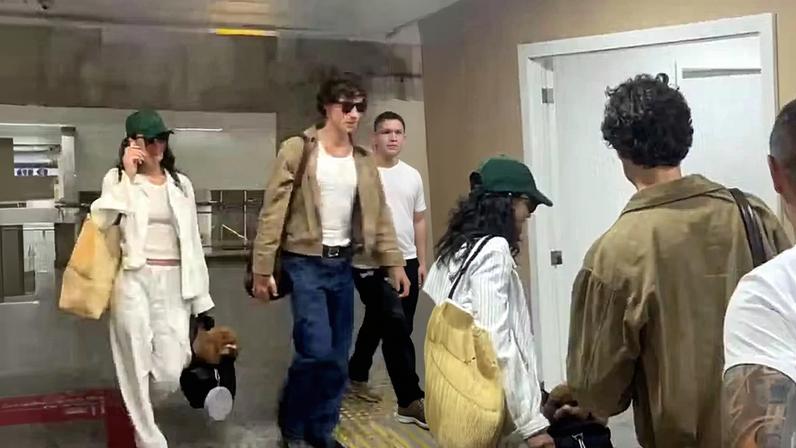 Shawn Mendes e Bruna Marquezine embarcaram juntos no aeroporto Galeão, no Rio de Janeiro — Foto: Anna Giullia/ AgNews