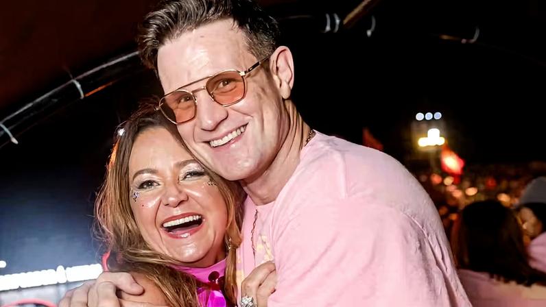 Matt Smith marca presença na Sapucaí e assiste à Império Serrano, no Rio