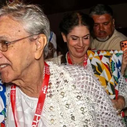 Caetano Veloso participa do Carnaval de Salvador e recebe carinho de fãs