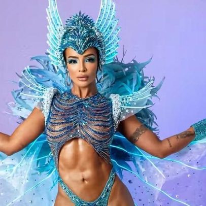 Carol Nakamura veste fantasia azul com pedrarias como musa do Salgueiro