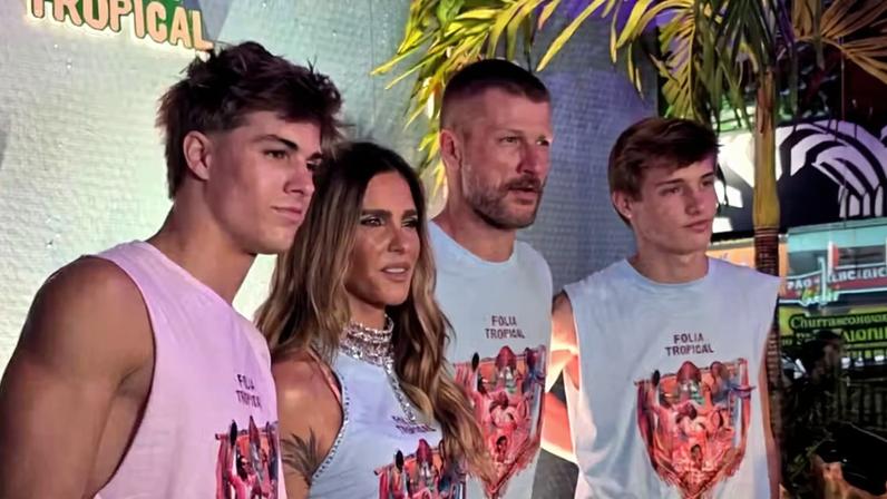 Fernanda Lima e Rodrigo Hilbert levam filhos para desfile das campeãs na Sapucaí — Foto: Quem