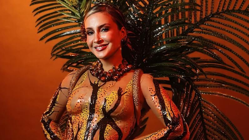 Claudia Leitte posa com look para primeiro dia de folia em Salvador — Foto: Dodo Villar
