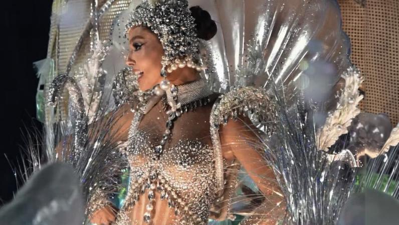 Giovanna Lancellotti celebra vice da Beija-Flor com look poderoso na Sapucaí