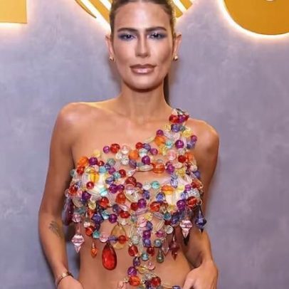 Anttónia Pires, filha de Gloria Pires, exibe marcas do look do Carnaval