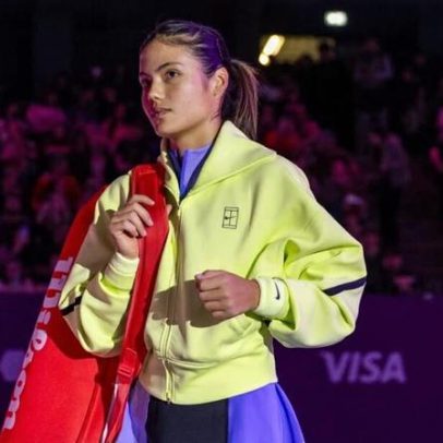 Raducanu celebra estilo agressivo na vitória após demitir técnico