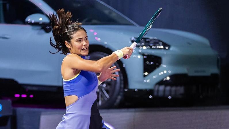 Raducanu vence 11 games seguidos e volta às quartas na Romênia