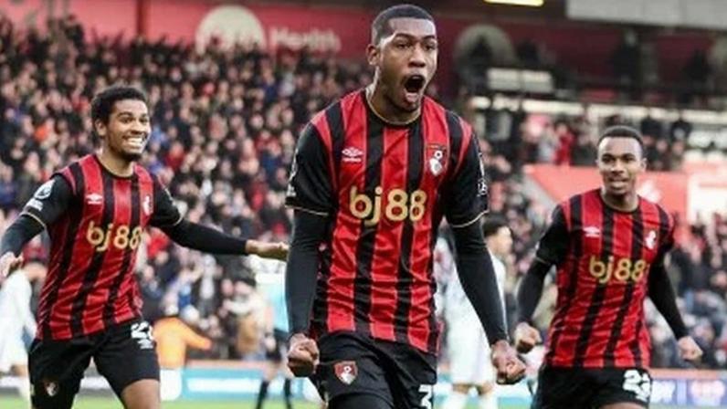 Rayan, ex-Vasco, comemora seu primeiro gol com a camisa do Bournemouth