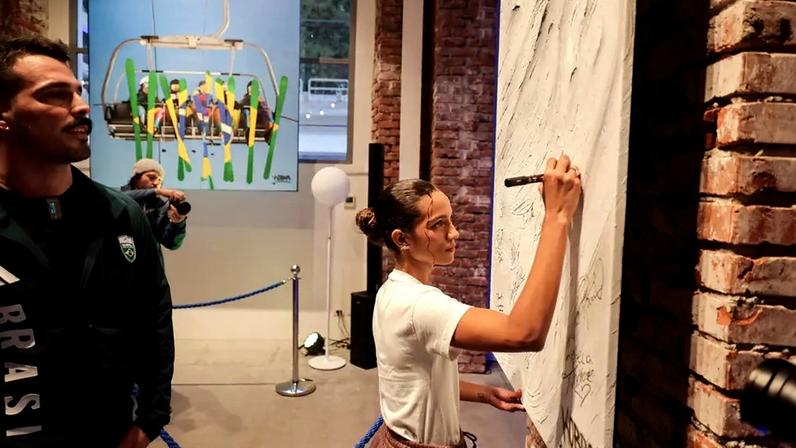 Rayssa Leal assina painel na Casa Brasil, em Milão (Foto: Jonne Roriz/ COB)