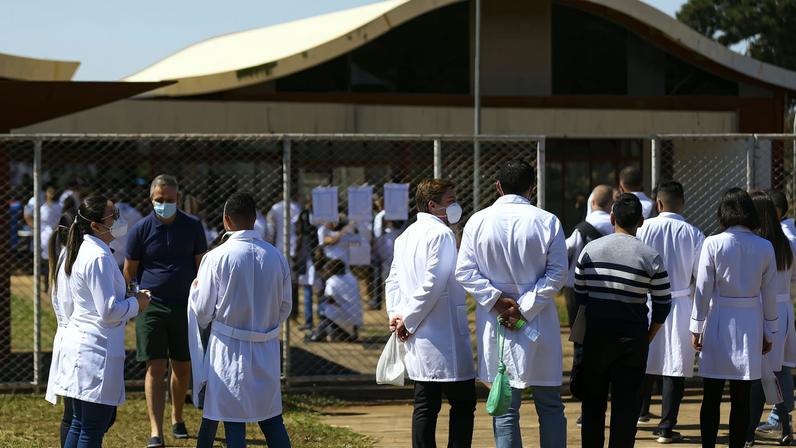 Médicos chegam ao local de prova para a segunda etapa do Exame Nacional de Revalidação de Diplomas Médicos Expedidos por Instituição de Educação Superior Estrangeira (Revalida) 2020, em Brasília.