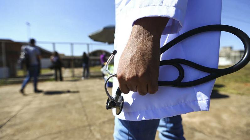 Médicos chegam ao local de prova para a segunda etapa do Exame Nacional de Revalidação de Diplomas Médicos Expedidos por Instituição de Educação Superior Estrangeira (Revalida) 2020, em Brasília.