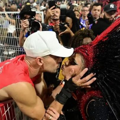 Lexa beija o marido na estreia do Carnaval de São Paulo