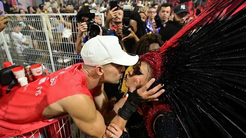 Lexa beija o marido na estreia do Carnaval de São Paulo