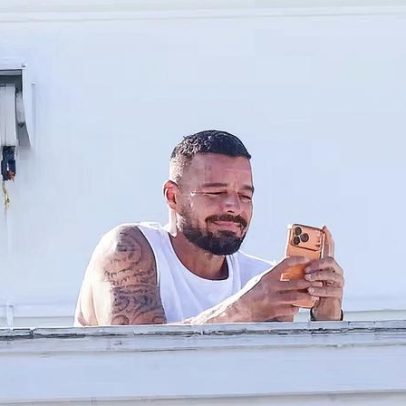 Ricky Martin participa de bloco de Carnaval na varanda do Copacabana Palace