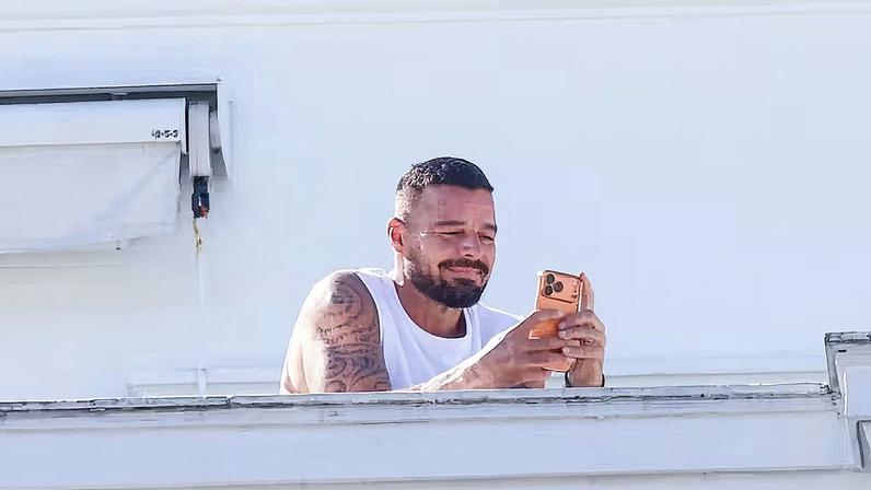Ricky Martin curte bloco de Carnaval da varanda do Copacabana Palace
