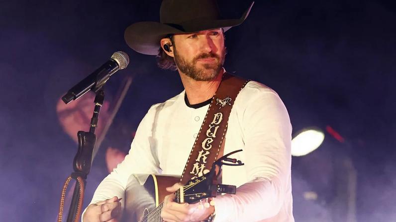 Riley Green will host the ACM Lifting Lives "Country on the Green" event ahead of the ACM Awards in Las Vegas.