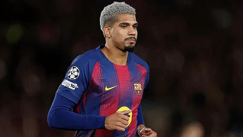 Ronald Araujo em jogo do Barcelona na Champions League