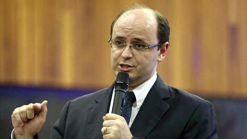 Queda da centralidade do trabalho docente na gestão escolar