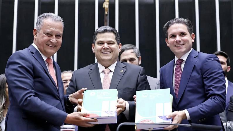 O ministro da Casa Civil, Rui Costa, o presidente do Senado e do Congresso, Davi Alcolumbre, e o presidente da Câmara, Hugo Motta. Foto: Marina Ramos/Câmara dos Deputados