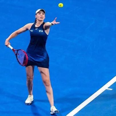 Rybakina vence duelo com Zheng e encara Mboko