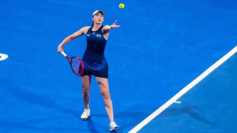 Rybakina vence duelo com Zheng e encara Mboko